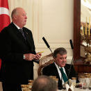 Kong Harald taler under middagen i Presidentpalasset (Foto: Lise Åserud, NTB scanpix)